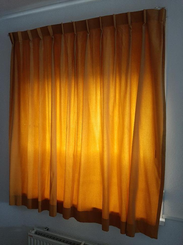 Oker gele velours nachtgordijnen grote 75,00 en kleine 50,00, Huis en Inrichting, Stoffering | Gordijnen en Lamellen, Gebruikt