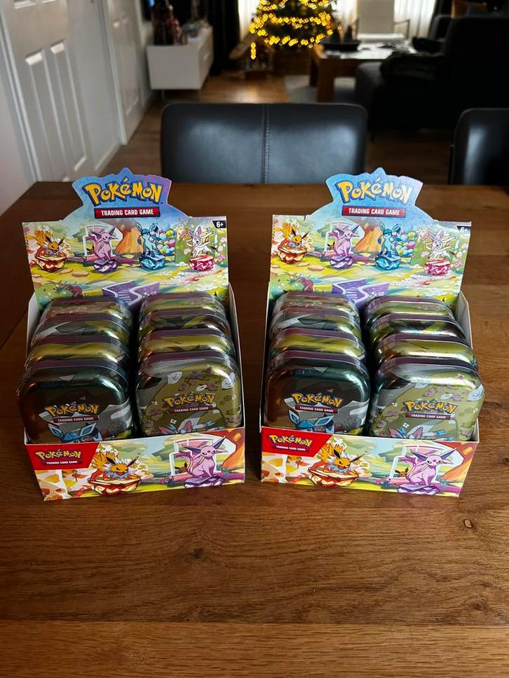 Pokemon Prismatic Evolutions sealed mini tin display, Hobby en Vrije tijd, Verzamelkaartspellen | Pokémon, Ophalen of Verzenden