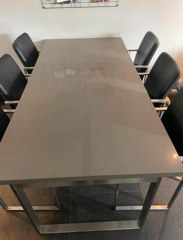(Stenen)tafel + 6 stoelen beschikbaar voor biedingen