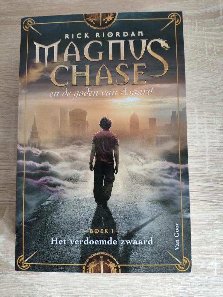 Rick Riordan - Het verdoemde zwaard, Boeken, Kinderboeken | Jeugd | 13 jaar en ouder, Zo goed als nieuw, Ophalen