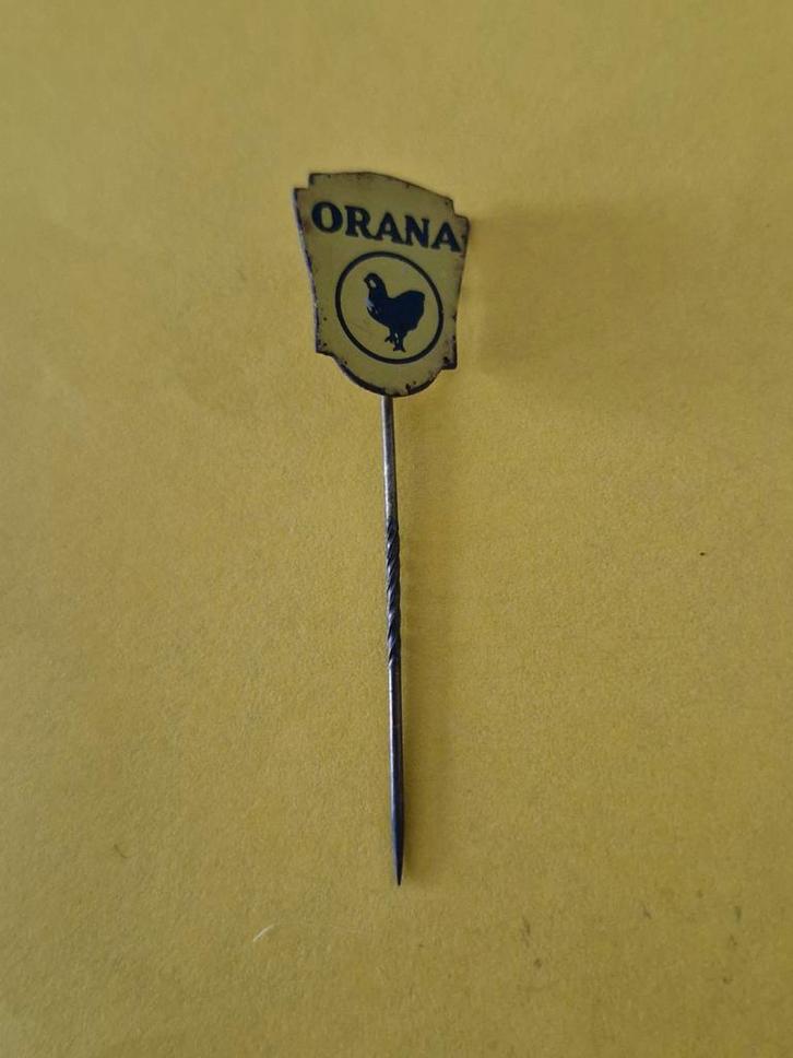 Sp 1587 Orana Speldje met Kip, Verzamelen, Speldjes, Pins en Buttons, Gebruikt, Speldje of Pin, Dier of Natuur, Ophalen of Verzenden