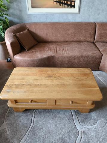 Salon tafel beschikbaar voor biedingen