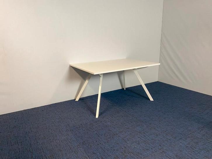 2x Vergadertafel Voortman, wit blad, wit frame, 140 x 100 cm, Huis en Inrichting, Bureaus, Gebruikt, Ophalen