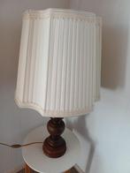 Lamp met houten viet en creme kleurige kap., Ophalen, Gebruikt, Hout, 50 tot 75 cm