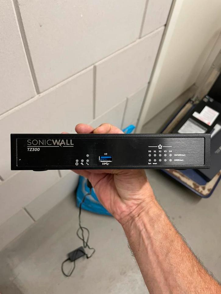 SonicWALL TZ300 Gigabit firewall, Computers en Software, Routers en Modems, Gebruikt, Ophalen