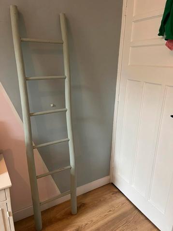 Decoratieve ladder blauw beschikbaar voor biedingen