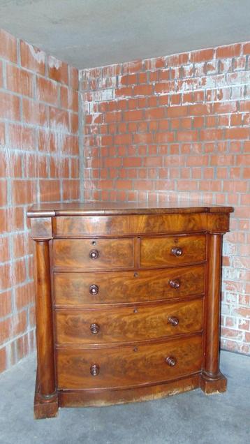 Massive vintage laden kast beschikbaar voor biedingen