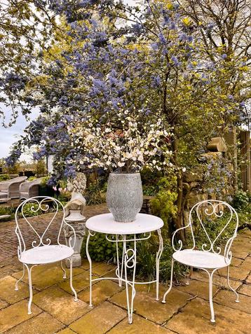 Romantisch wit metalen tuinset stel antieke Franse tuinstoel