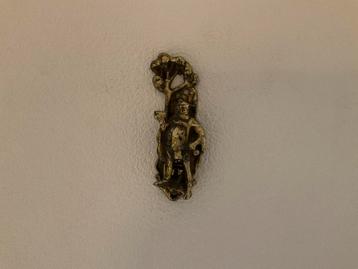 Vintage messing deurklopper beschikbaar voor biedingen