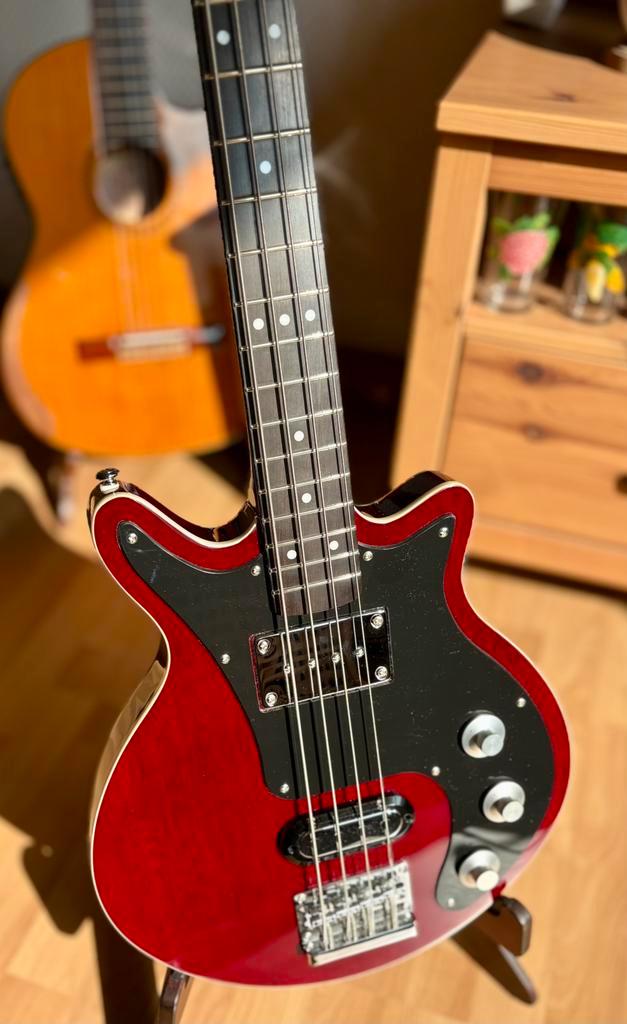 Brian May BMG Bass – Antique Cherry – Als nieuw, Muziek en Instrumenten, Snaarinstrumenten | Gitaren | Bas, Zo goed als nieuw