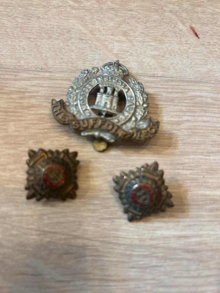 Suffolk Regiment Insigne + 2 militaire insignes vintage setj, Antiek en Kunst, Antiek | Overige Antiek, Verzenden