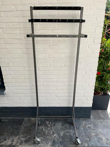 Metalen rek voor riemen/sjaals, 3 niveaus, met wieltjes beschikbaar voor biedingen