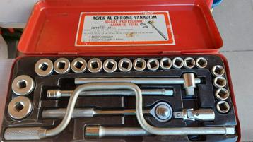 Vintage Gereedschapset in Rode Metalen Koffer beschikbaar voor biedingen