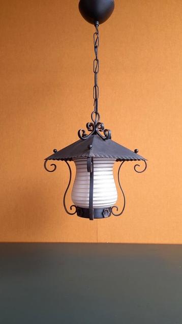 Retro vintage hanglamp, hal lampje, metaal en gestreept glas beschikbaar voor biedingen