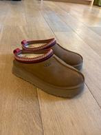 UGG instappers Platform - zo goed als nieuw, Ophalen of Verzenden, Nieuw, Bruin, Pantoffels of Sloffen