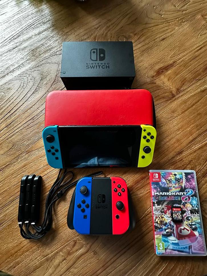 Nintendo Switch V2 + Extra Joy-Cons + Mario Kart 8, Spelcomputers en Games, Games | Nintendo Switch, Gebruikt, Racen en Vliegen