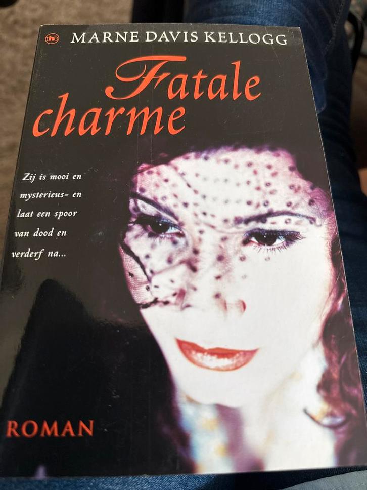 Fatale Charme - Marne Davis Kellogg, Boeken, Romans, Zo goed als nieuw, Europa overig, Ophalen of Verzenden