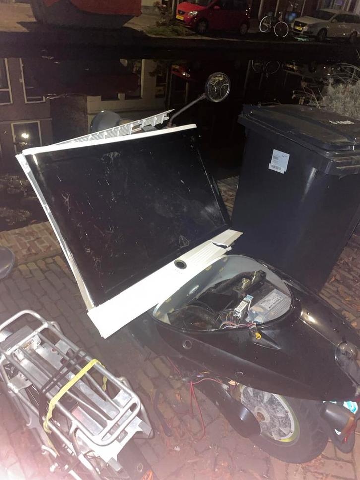 Scooter met TV - Opknapper, Fietsen en Brommers, Brommers | Schadebrommers, Overige merken, Maximaal 45 km/u, Ophalen of Verzenden