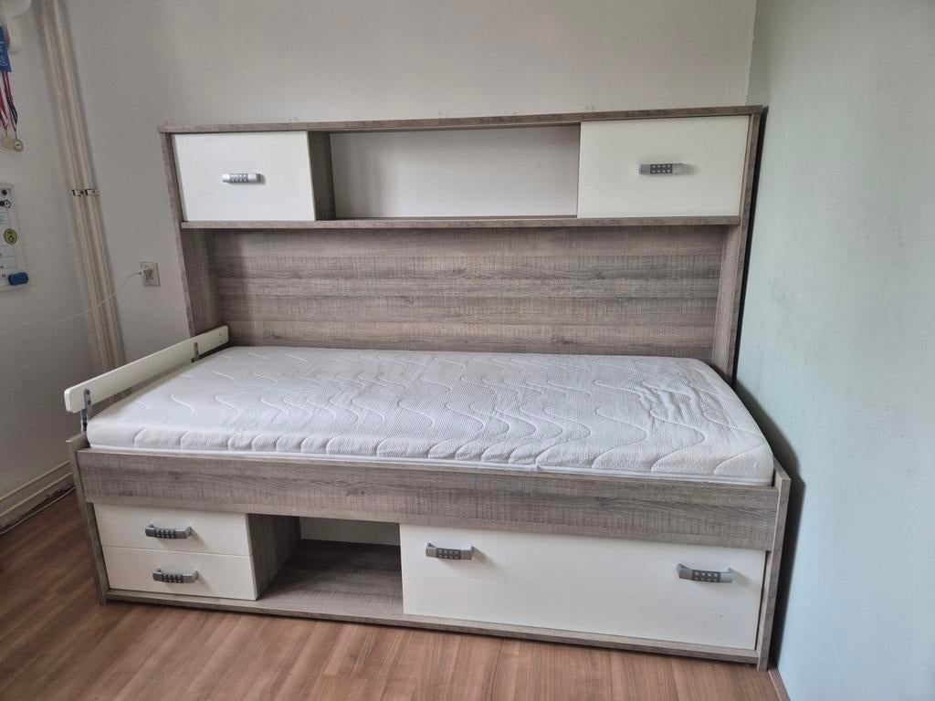 Kinderbed met bijbehorende kledingkast in zeer nette staat!!, Huis en Inrichting, Slaapkamer | Complete slaapkamers, Ophalen, Gebruikt