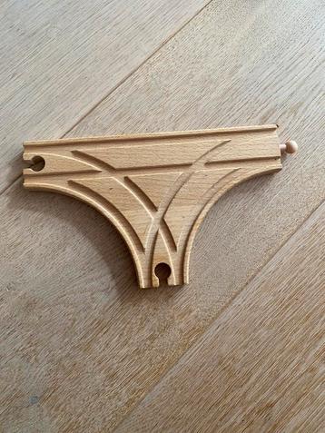 T-splising voor de houten treinbaan. beschikbaar voor biedingen