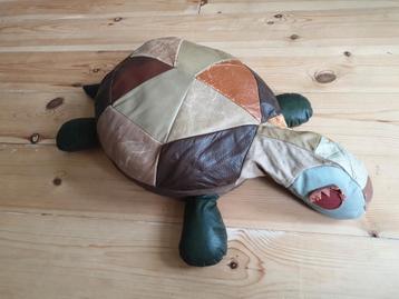vintage leren schildpad poef  beschikbaar voor biedingen