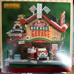Lemax Santa's Hot Rod Garage - Nieuw!, Diversen, Kerst, Ophalen of Verzenden, Nieuw