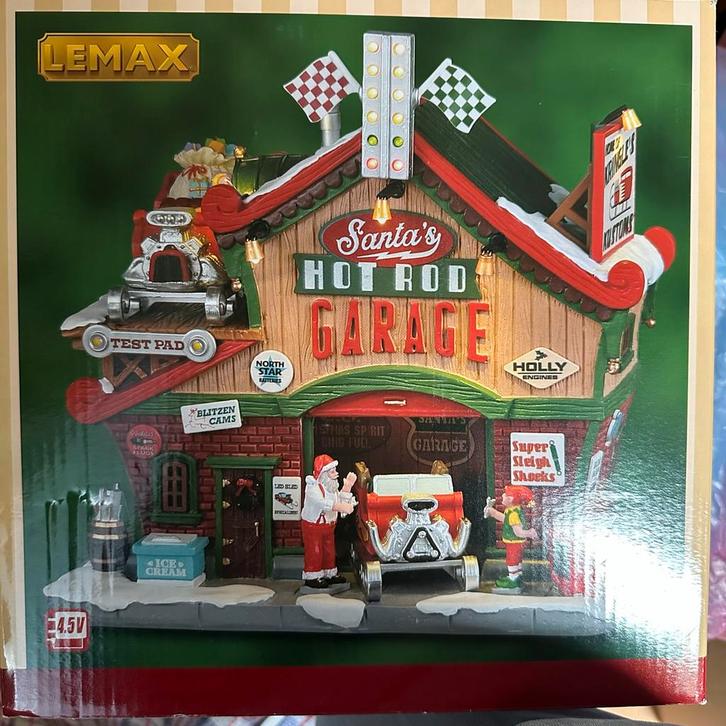 Lemax Santa's Hot Rod Garage - Nieuw!, Diversen, Kerst, Nieuw, Ophalen of Verzenden