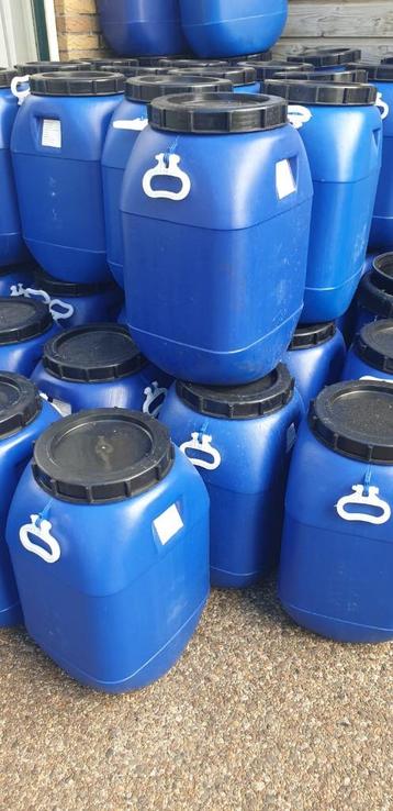 Te koop blauwe ton voerton 50 liter beschikbaar voor biedingen