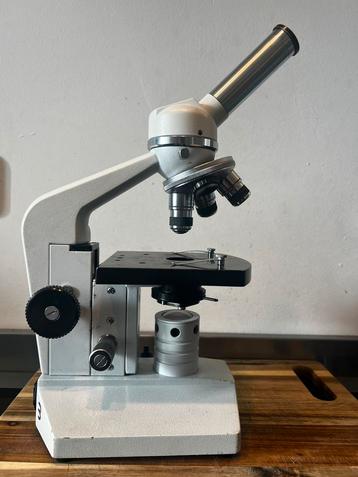 Microscoop te koop met lampje en voedingskabel beschikbaar voor biedingen