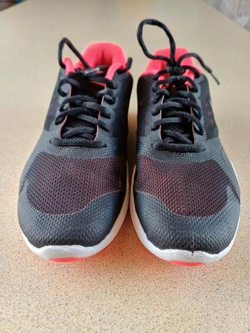 NIKE sneakers-sport-fitness schoenen. beschikbaar voor biedingen