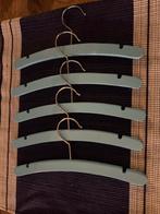 Set van 5 lichtblauwe houten baby kledinghangers, Kinderen en Baby's, Babymode-accessoires, Ophalen of Verzenden, Zo goed als nieuw