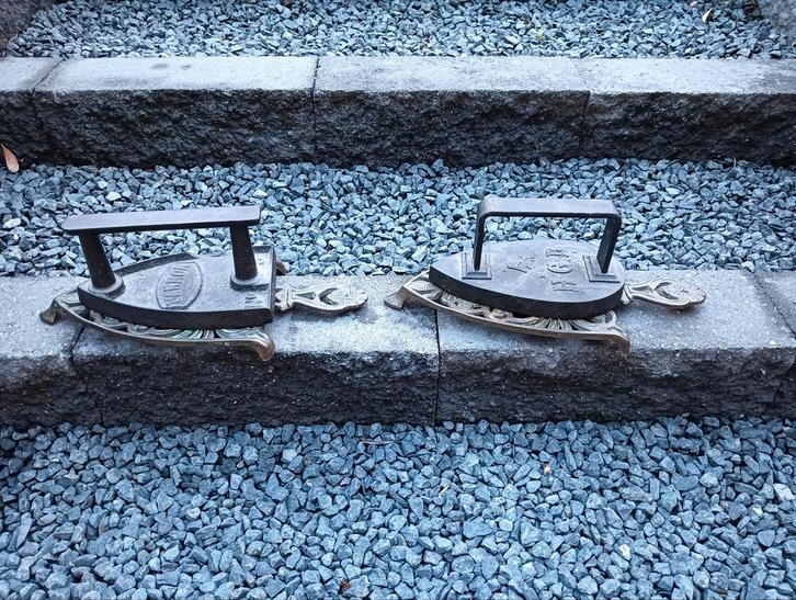 Brocante ijzeren strijkijzer met onderstel van koper,, Antiek en Kunst, Curiosa en Brocante, Ophalen of Verzenden