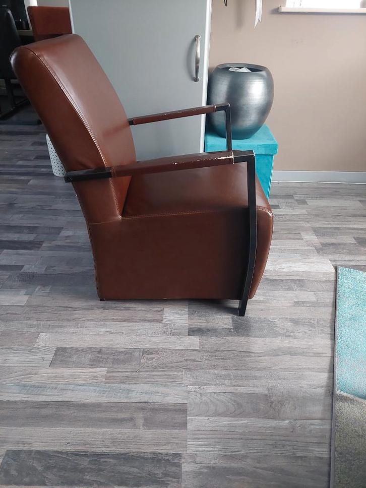 heerijk zittende fauteuil stoel hout met bruin, Huis en Inrichting, Fauteuils, Gebruikt, Hout, Leer, 50 tot 75 cm, Minder dan 75 cm