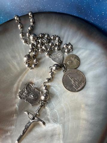 Zilveren rozenkrans met extra bedels beschikbaar voor biedingen