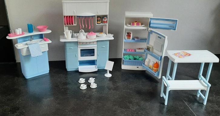 barbie vintage lichtblauwe keuken met extra meubels, Kinderen en Baby's, Speelgoed | Poppen, Gebruikt, Barbie, Ophalen of Verzenden
