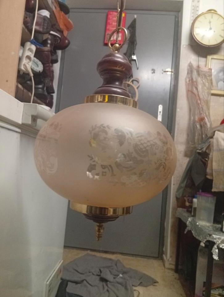 Vintage hanglamp met glazen kap bol, Huis en Inrichting, Lampen | Hanglampen, Gebruikt, Minder dan 50 cm, Glas, Hout, Metaal, Ophalen of Verzenden