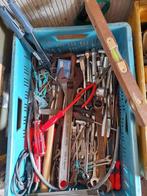 Een kist vol handgereedschap, Ophalen