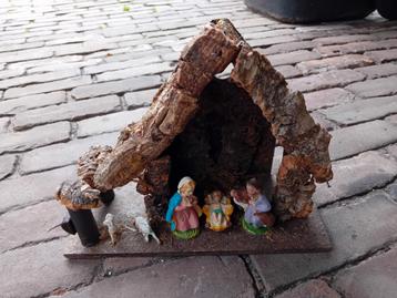 Kerstmis kerststal met kerstgroep beeldjes erin beschikbaar voor biedingen