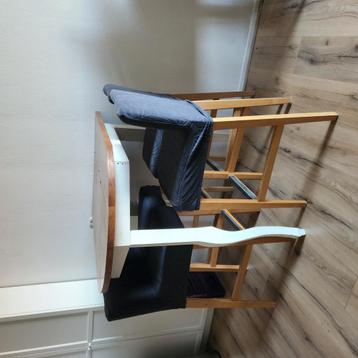 Hoge eettafel met 4 stoelen.

 beschikbaar voor biedingen