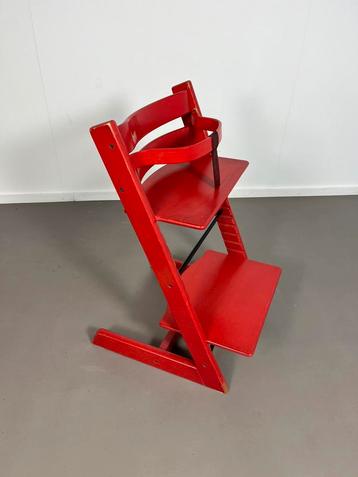 rode stokke kinderstoel met riempje en beugel beschikbaar voor biedingen
