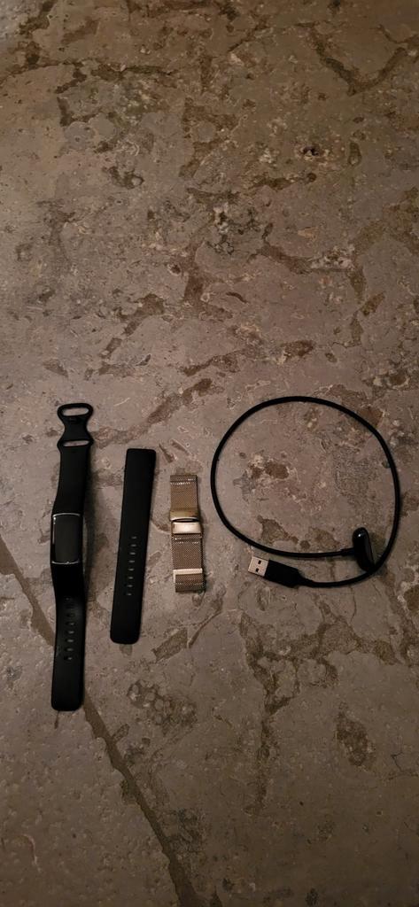 FitBit Charge 5 - ideaal als goedkope fitness tracker, Sieraden, Tassen en Uiterlijk, Sporthorloges, Gebruikt, Android, Zwart
