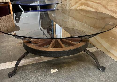 Antieke karrewiel salontafel met glazen blad, Huis en Inrichting, Tafels | Salontafels, Gebruikt, Minder dan 50 cm, 50 tot 100 cm