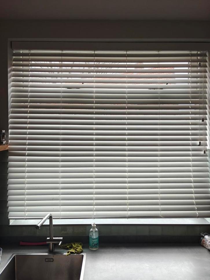 Witte houten jaloezie Luxaflex 1,63 breed en 1,48 hoog, Huis en Inrichting, Stoffering | Gordijnen en Lamellen, Zo goed als nieuw