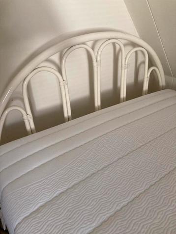 Romantisch meisjesbed met bijna nieuw matras beschikbaar voor biedingen