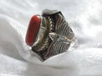 Mooie Handgemaakte Zilveren Ring met Koraal - Vlinders aan, Verzenden, Zilver, Ring, Met edelsteen