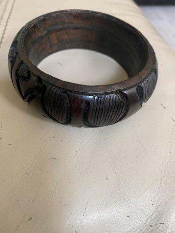 Vintage houten gegraveerde armband zeer uniek beschikbaar voor biedingen