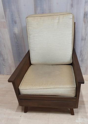 Vintage stoel van hout met twee kussens in goede staat  beschikbaar voor biedingen