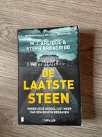 De Laatste Steen - M.J. Arlidge & Steph Broadribb, Ophalen, Zo goed als nieuw, Nederland