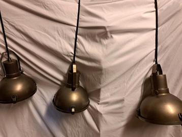 Mooie industriële hanglamp met drie lampen beschikbaar voor biedingen