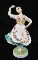 Zsolnay - Hongaarse danseres in volksdracht (59), Verzamelen, Beelden en Beeldjes, Ophalen, Zo goed als nieuw, Mens
